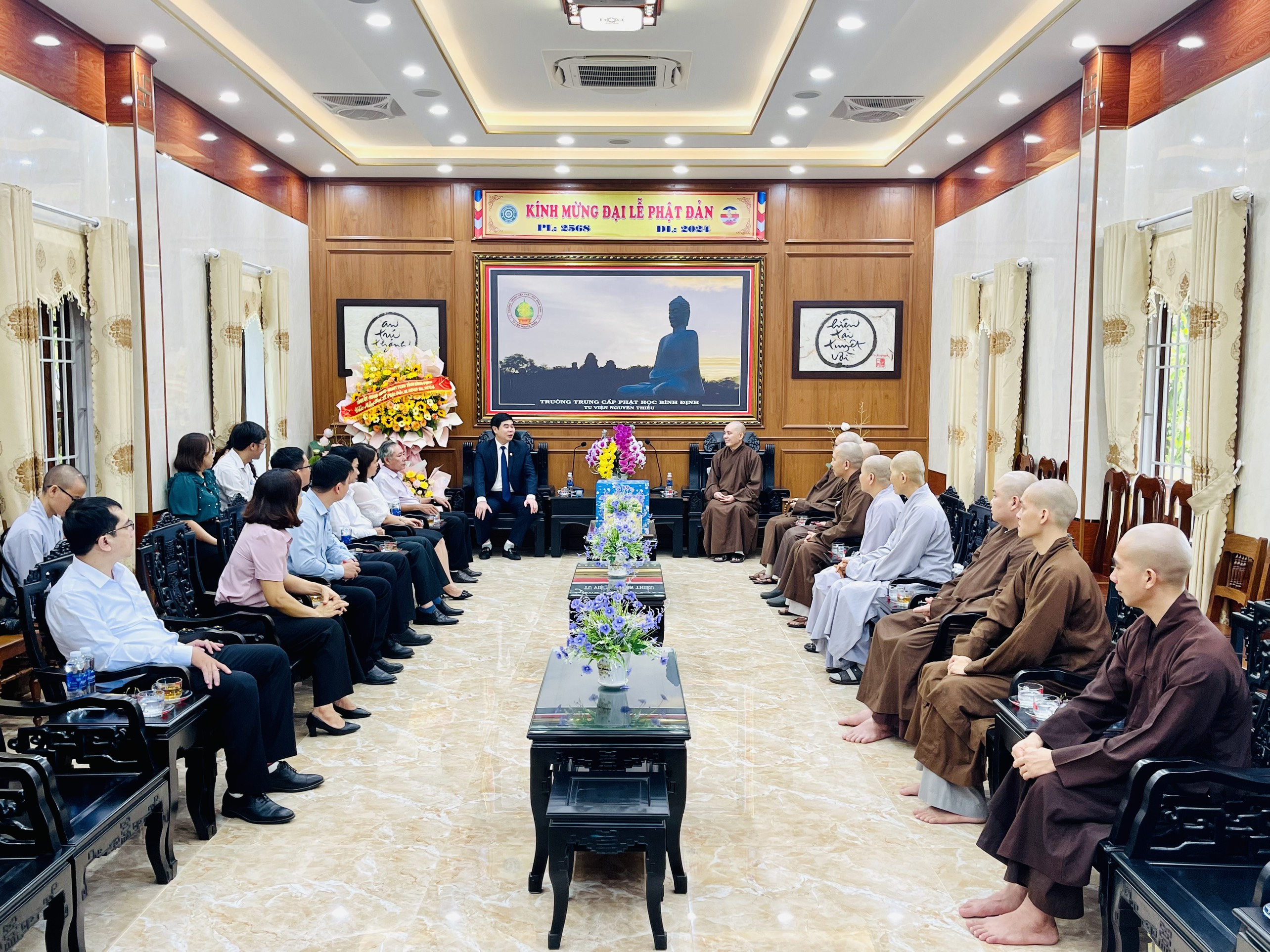 Lãnh đạo tỉnh thăm, chúc mừng Phật đản PL. 2568 đến Trường TCPH Bình Định